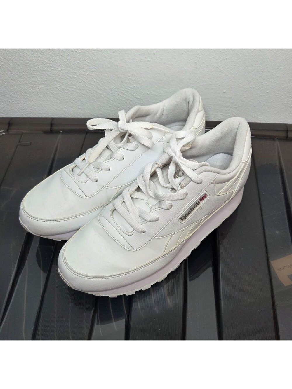 Reebok Classic White Leather Sneakers Women's Size 10 Pre-loved